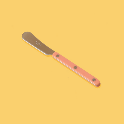 Bistrot spreader knife in peach pink.